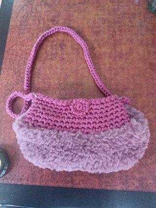 Bolso tejido rosa peludo