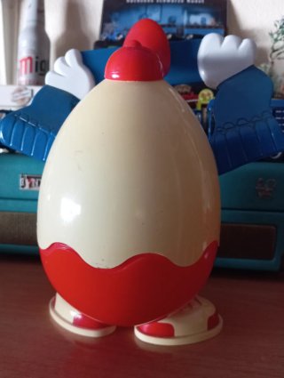 Expositor Kinder Sorpresa y Hucha Kinder.