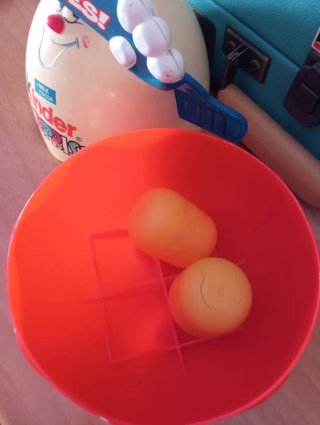 Expositor Kinder Sorpresa y Hucha Kinder.