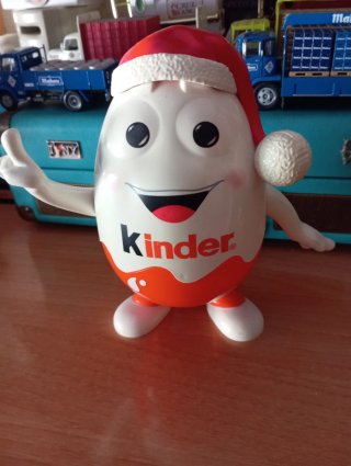 Expositor Kinder Sorpresa y Hucha Kinder.