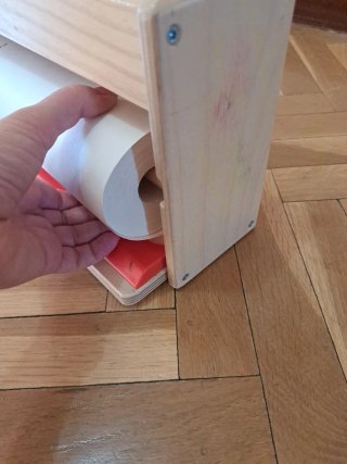 Portarrollos madera Ikea con rollo papel