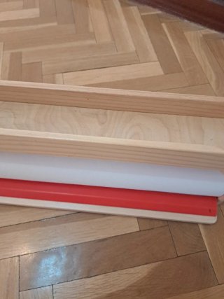 Portarrollos madera Ikea con rollo papel