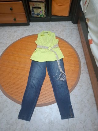 Blusa amarillo y pantalón vaquero