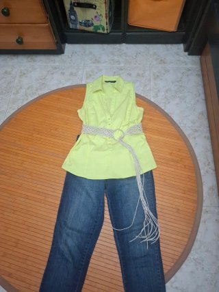 Blusa amarillo y pantalón vaquero