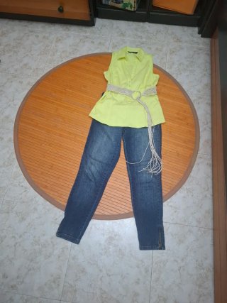 Blusa amarillo y pantalón vaquero