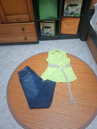 Blusa amarillo y pantalón vaquero