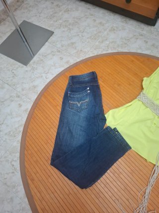 Blusa amarillo y pantalón vaquero