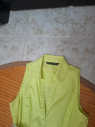 Blusa amarillo y pantalón vaquero
