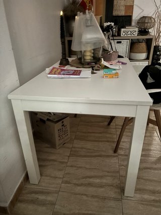 Mesa de comedor blanca y madera