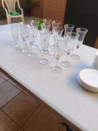 Juego de copas, tazas y platos