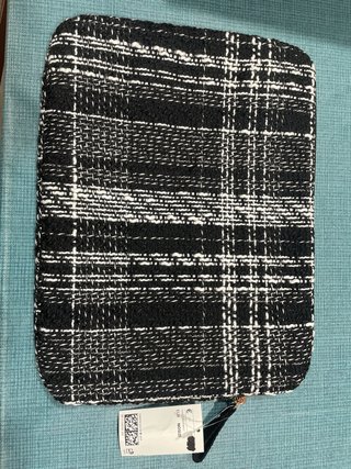Funda portátil cuadros blanco y negro