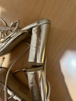 Sandalias doradas atadas al tobillo talla 39