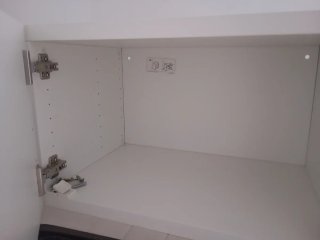 Mueble de pared blanco de madera