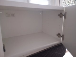 Mueble de pared blanco de madera