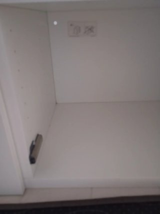 Mueble de pared blanco de madera