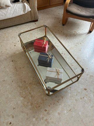 Mesa baja cristal y metal dorado