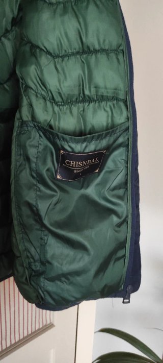 Chaqueta plumífera azul marino con capucha.