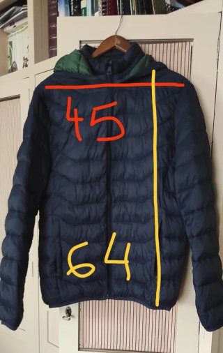 Chaqueta plumífera azul marino con capucha.