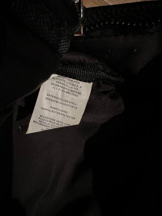 Mochila negra con tachuelas