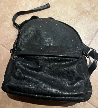 Mochila negra con tachuelas