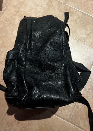 Mochila negra con tachuelas