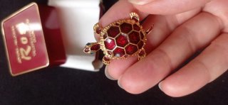 Broche Tortuga Esmaltado Rojo y Dorado