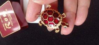 Broche Tortuga Esmaltado Rojo y Dorado