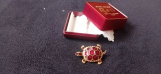 Broche Tortuga Esmaltado Rojo y Dorado