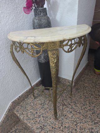 Mesa auxiliar mármol y metal dorado