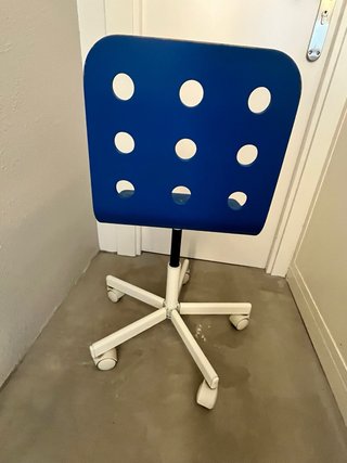 Silla infantil rosa y azul  con ruedas
