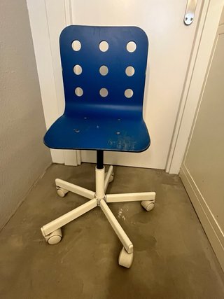 Silla infantil rosa y azul  con ruedas