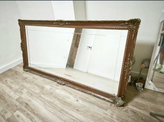 Espejo clásico con marco ornamental