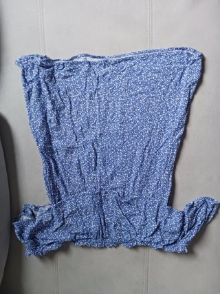 Camiseta floral azul y blanca