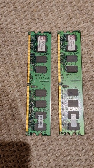 Disco Duro, Tarjeta WiFi, Tarjeta Gráfica, 4Gb RAM