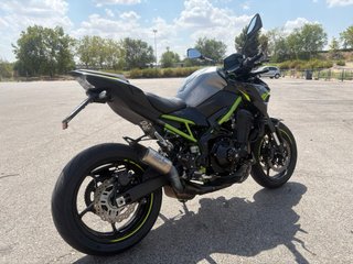 Kawasaki Z900 Negra y Verde