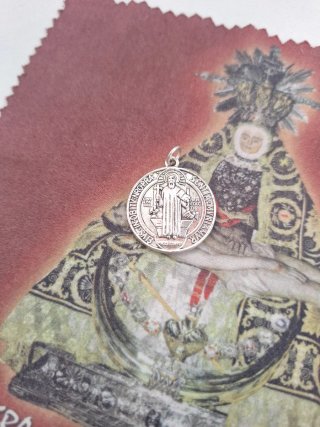 Rosario de madera con medallas San Benito.