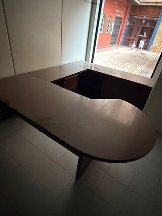Mesa de despacho de madera