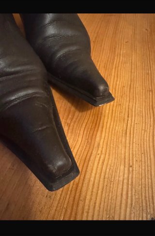 Botas castanhas de salto alto