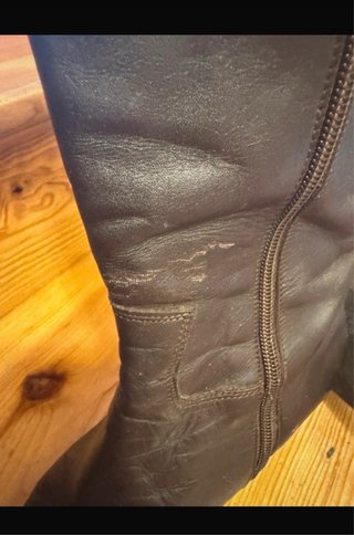 Botas castanhas de salto alto