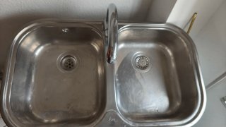 Fregadero doble de metal, con grifo