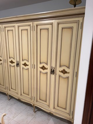 Conjunto dormitorio: cama, mesitas, tocador y arma