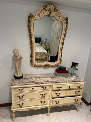 Conjunto dormitorio: cama, mesitas, tocador y arma