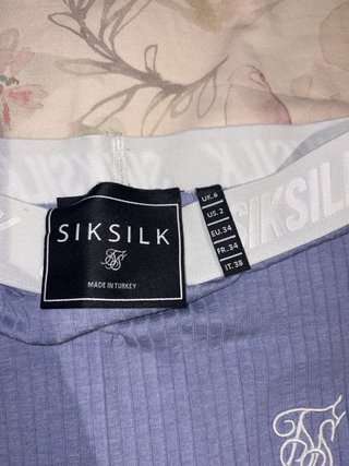 Conjunto SikSilk falda y top lila y blanco