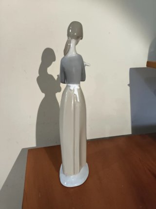 Figura Lladro Niña con Cordero