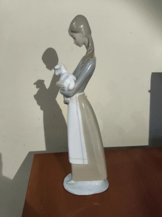 Figura Lladro Niña con Cordero