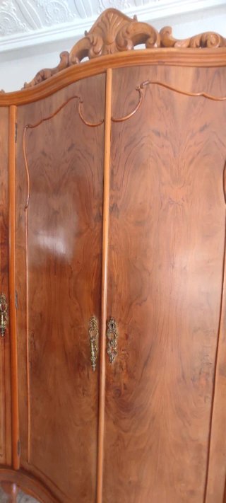 Armario de madera clásico