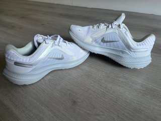 Zapatillas Nike Blancas y Plateadas
