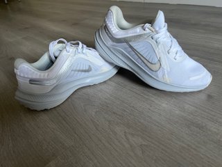 Zapatillas Nike Blancas y Plateadas