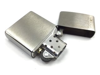 E699593-0 ENCENDEDOR ZIPPO DISEÑO LOGO DORADO Y PL