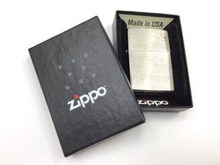 E699593-0 ENCENDEDOR ZIPPO DISEÑO LOGO DORADO Y PL